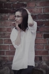 nastrudadimani zdjęcie zrobione spontanicznie, podczas sesji - w chwili gdy modelce dałam aparat by zapalić papierosa :)