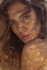Ovehaul "The Reflection of Gold"
Modelka: Sylwia Korczewska
MUA: Justyna Kołodziej
Hair: Katarzyna Patyna