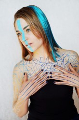 AstralMakeup                             Teseract
Bodypainting wykonany na wystawę pod tytułem "Krzywy kwadrat na kratkowanym tle" w 2015 roku            