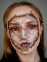 karolinadebovska                             Facepainting - siatka 3D. Do twarzy nic nie zostało doklejone, efekt trójwymiarowości uzyskałam farbami.            