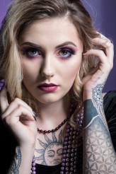 akinom_photo Wyróżnienie MAKE-UP trendy 2018  nr 1 &quot;Glamour VIOLET&quot;
MODELKA: Kinga
MUA: Aleksandra
Fryzura: Beata
Photo Arte 