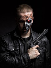 wilczym_okiem Autoportret - Terminator, make up w wykonaniu Oli, jedyny element obróbki i montażu to oko. Asysta przy zdjęciach - również Ola :)