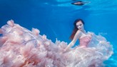 arf Sesja podwodna z sukienkami Patrycji Kujawy. Modelka Krysia Makiela