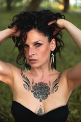 Bogini Fot. Oliwia Słowiakhttps://www.instagram.com/ksztaltsoczystosci/?hl=en
sesja  wiosenna  2025
Stylizacje- koncepcja własna.
Stylistyka: Sensualna, zmysłowa, kobieca.
czerwona suknia projektu :Monika Mrońska.
 z kolekcji  " Lament"  