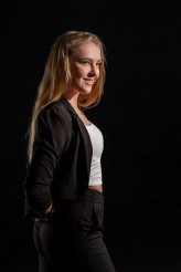 Jacekzakfotomirazak Portret na tle czarnym
