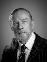 Robberto                             W spojrzeniu — latami zdobyta odwaga.
W milczeniu — prawda, której nie trzeba tłumaczyć.
A czas?
On jedynie potwierdza to, co już dawno zostało wybrane.            