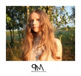PrzemyslawMazurArtist W jesiennym nastroju , modelka pełna słońca w ultra naturalnej stylizacji fryzury i makijażu.