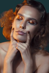 jaroszevvska photo: Verena Mandragora
make up: Nicole Stuparek
model: Alexandra @ exit model management 
retouch: Anna Jaroszewska