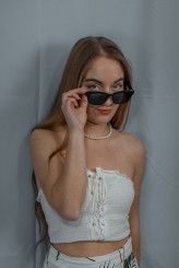 Piotr937 Miejsce: Studio-Atelier, Rozbórz, 2025
Pracownia fotografii studyjnej - własna. Scenografie i ustawienia autorskie.
Modelka: Iza D.  
Osoby zainteresowane podobnymi sesjami zapraszam do kontaktu – IG: @haditpk
