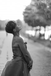 BeataJakubas kobieta w deszczu 