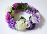 kwiaciarka-hendmejd piękny,pełny wianek z kwiatów na włosy utrzymany w tonacji fioletu i bieli.