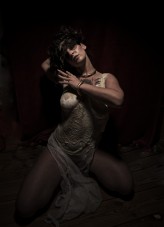 Bogini Akt/ nagość zakryta 
W delikatnej, jasnej tkaninie, otulona organiczną fakturą. Oświetlona niskim, punktowym światłem tworzącym mroczny, teatralny nastrój.