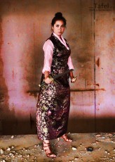 tafel_foto Opuszczony fabryka guzików w Częstochowie. Modelka Magdalena Maria. Strój tybetański przywieziony z Nepalu.
