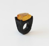 ajsena                             Pierścień z palonego drewna, z bursztynem.            