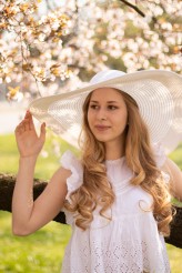 yana_holoborodko Beautiful white hat to enhance and brighten the spring look of Zuza in flowers.
