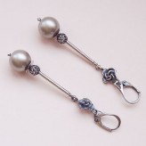 myosthis                             -perły Swarovskiego w kolorze Platinum 12mm
-srebro próby 925 i 930.
Całość oksydowana, przecierana i polerowana.
Długość z biglem ok. 7,1cm            