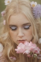 4nna3milia Kwiaty we włosach

Photo & make-up & hair: Agata Weber
Model: me