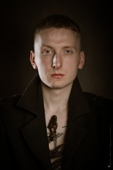 MagdalenaBlachuta sesja męska studyjna z wężem z pytonem portret męski akt męski nagość męska sesja męska studio