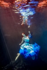 arf Sesja podwodna z sukienkami Patrycji Kujawy. Modelka Krysia Makiela mua Jola Boska