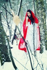 CzerwonyKapturek                             ''Dziewczyna w czerwonej pelerynie''            
