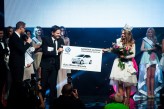 Miss_Warmii_i_Mazur Magdalena Bieńkowska - Miss Warmii i Mazur 2015 odbiera voucher od nagrody głównej w konkursie, samochodu Volkswagen UP Street od Krzysztofa Ibisza.