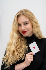 weronikaorska FOT: studiokier

blondynka, czerwone usta, karta, as, kręcone włosy