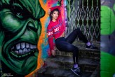 Impakt Street girl i graffiti w tle 