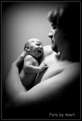 foto-by-aneti 7 tygodniowe niemowlę w objęciach ojca...