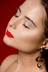 Wilczynska_klaudia Hollywood glow make up- rozświetlona i świeża skóra z akcentem na usta w postaci czerwonej szminki.

Make up by me
Fot.:  @sobieskaphotography