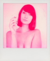 gibi Modelka: Laura
Aparat: Polaroid SX70
Film Impossible Project Magenta 600 Monochrome