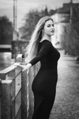 z_piter FASHION EDITORIAL BW

Seria: Miejskie Refleksy. Elegancki Portret Plenerowy w stylu Lindbergh Style.

Styl: Wysoki kontrast, dramatyczne cienie, tekstura i ziarno – nawiązanie do klasycznej fotografii Mody (Fashion).

Współpraca: Poszukuję modelek, w