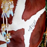 www_anqa_pl                             Suknia uszyta z jedwabiu, ręcznie malowanego we wzór żyrafy. Ozdobiona opalami, cytrynami, perłami i kryształami Swarovskiego.            