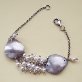 myosthis bransoletka na zamówienie do kompletu z podobnymi kolczykami :)

-perełki Swarovskiego 4mm
-srebro prób 925 i 930. oksydowane, przecierane i polerowane