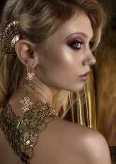 elkinson Edytorial Mamma loves gold dla grudniowego wydania Make-up Trendy. 

Biżuteria: Orska