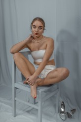 Piotr937 Miejsce: Studio-Atelier, Rozbórz, 2025
Pracownia fotografii studyjnej - własna. Scenografie i ustawienia autorskie.
Modelka: Iza D.  
Osoby zainteresowane podobnymi sesjami zapraszam do kontaktu – IG: @haditpk
