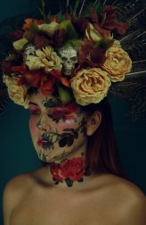 86blackcurrant86 "Flora" 
Mod Natalia Baik 
MUA @lunaxmakeup 
Headpiece @black_kejter 
Fot @bartkowiak.photography 