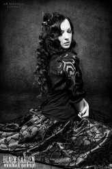 Bizudaria Toczek: Biżudaria
Modelka: Silver Wolfie
Fotograf: AB Maurea Photography
Makijaż & fryzura: Bacha Art