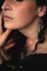 Bogini Fot. Oliwia Słowiakhttps://www.instagram.com/ksztaltsoczystosci/?hl=en
sesja  wiosenna  2025
Stylizacje- koncepcja własna.
Stylistyka: Sensualna, zmysłowa, kobieca.
czerwona suknia projektu :Monika Mrońska.
 z kolekcji  " Lament"  