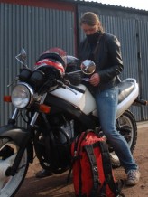 rzymcio                             zdjęcia zrobione przed garażem podczas przygotowywania się do podróży do Częstochowy na otwarcie sezonu motocyklowego            