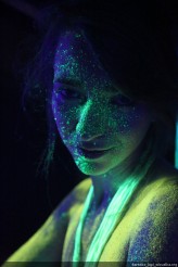 Barnaba_Szcz Alicja portret z pigmentami w świetle UV