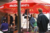 atvfilm Przedstawiamy Państwu jedno z setek realizowanych przez nasza Firmę zleceń. Tym razem jest to produkcja reklamy McDonald’s , w której uczestniczyły osoby wytypowane przez naszych pracowników. Na planie zdjęciowym statyści i epizodyści dali popis swo