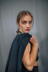 Piotr937 Miejsce: Studio-Atelier, Rozbórz, 2025
Pracownia fotografii studyjnej - własna. Scenografie i ustawienia autorskie.
Modelka: Zuzia D.  
Osoby zainteresowane podobnymi sesjami zapraszam do kontaktu – IG: @haditpk
