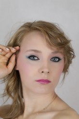 AngelaEngie                             Make up - https://www.facebook.com/makeupatelierluma/?fref=ts

Fotograf - https://www.facebook.com/photorc74/?fref=ts            