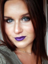 Andzia_Beauty Jest to jesienny makijaż oczu w barwach zieleni i brązu w połączeniu z fioletowymi ustami :)