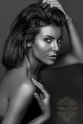 FlashingLights Modelka: Iwona Celak
MakeUp/Stylizacja: Blanka Krakowiak
Fot. Tomek Kubiak