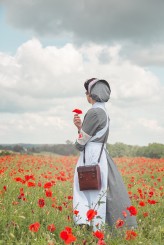 Helga_Hoffman                             sylwetka niemieckiej siostry tzw ,, schwester '' z okresu drugiej wojny światowej . rangą były wyżej stawione od prostych sanitariuszek ,, helferinek '' miały za odpowiedzialność kierowanie konkretnymi oddziałami w lazarecie .             