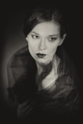 RafalBojar Zdjęcia wykonałem na warsztatach fotografii portretowej u Róży Sampolińskiej. 
Modelka: Karolina Wianecka ( http://carla89.iportfolio.pl/ )
