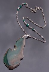 myosthis                             zielony agat w oksydowanym srebrze z dodatkiem kryształków Swarovskiego Bicone w kolorze Emerald.            