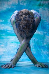 Pan_od_Bodypaintingu Pierwsza z prac otwierająca współpracę stałą z Hubertem Kowalikiem. To pierwszy rzut w znaczną geometryzację i rozpoczęcie przygotowań do Istoty Wody