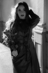 soulartvision_by_natalia Jakby uciekła z kadru filmu Godarda. Tajemnicza i nieobecna. Rue des Ombres, godzina 17:12. Pachnie deszczem i perfumami z lat 60. Ona trzyma róże i coś, czego już nikt nie potrafi nazwać.